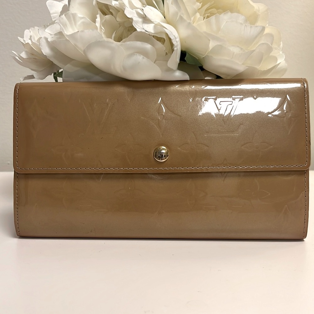 Authentic Louis Vuitton beige monogram vernis Sarah long wallet